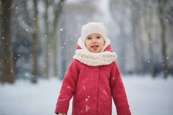 Urocza Dziewczynka Dzień Obfitymi Opadami Śniegu Szczęśliwe Dziecko Bawiące Się — Zdjęcie stockowe