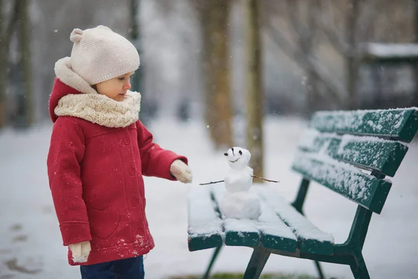 Schattig Peutermeisje Dat Een Sneeuwpop Bouwt Een Dag Met Zware — Stockfoto