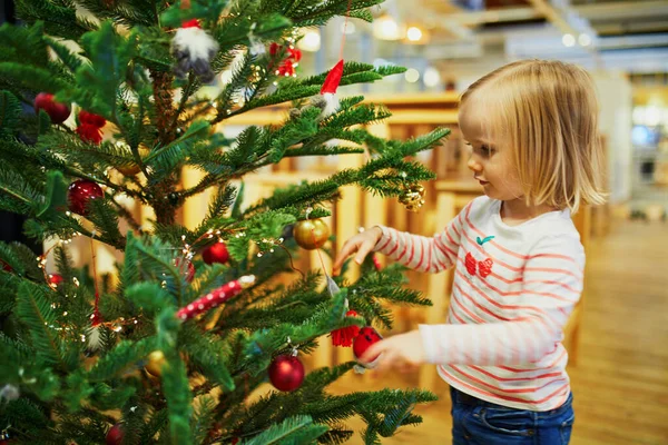 Adorable Niña Pequeña Decorando Árbol Navidad Celebración Fiestas Temporada Con —  Fotos de Stock