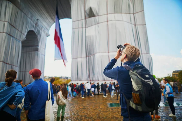 Париж Франция Сентября 2021 Триумфальная Арка Завернутая Серебристо Голубую Ткань — стоковое фото