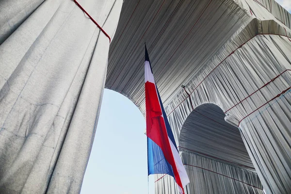 Paris França Setembro 2021 Arco Triunfal Envolto Tecido Azul Prateado — Fotografia de Stock