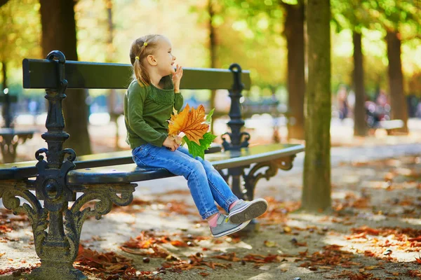 Adorable Niña Preescolar Disfrutando Agradable Soleado Día Otoño Aire Libre —  Fotos de Stock