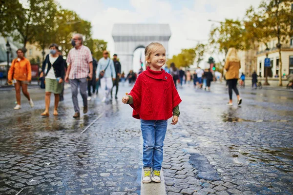 Happy Prechooler Girl Walking Champs Elysees Paris Γαλλία Day Cars — Φωτογραφία Αρχείου