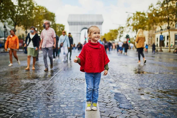 Feliz Niña Preescolar Caminando Campos Elíseos París Francia Durante Día Fotos De Stock