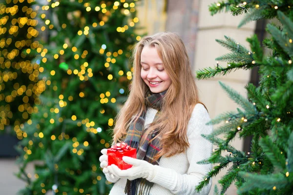 Meisje met een kerstcadeau — Stockfoto