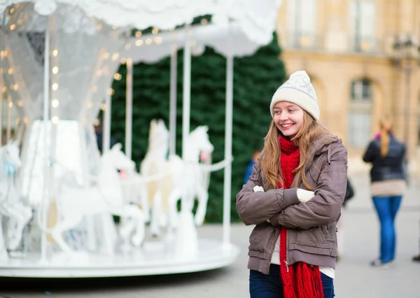 Chica en una calle parisina decorada para Navidad —  Fotos de Stock