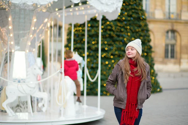 Chica en una calle parisina decorada para Navidad —  Fotos de Stock