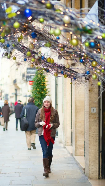 Girl walking on a Parisian street at Christmas — Stock Photo, Image