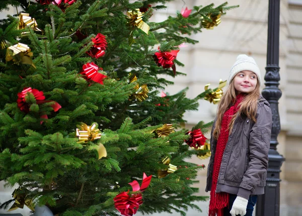 Κορίτσι με ένα στολισμένο χριστουγεννιάτικο δέντρο — Φωτογραφία Αρχείου