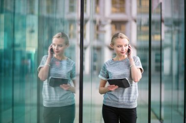 tablet ve telefon ile genç kadın