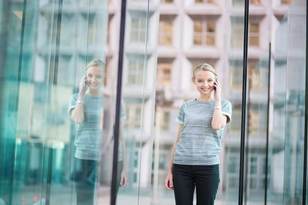 Young business woman speaking on the phone — Stock Photo, Image