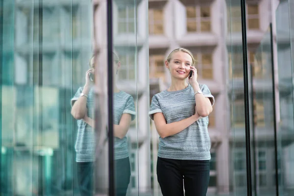 Young business woman speaking on the phone — Stock Photo, Image