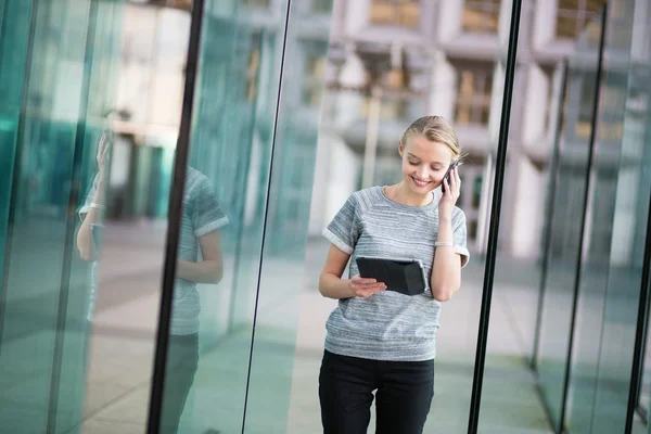 Młoda kobieta z tabletu i telefon — Zdjęcie stockowe