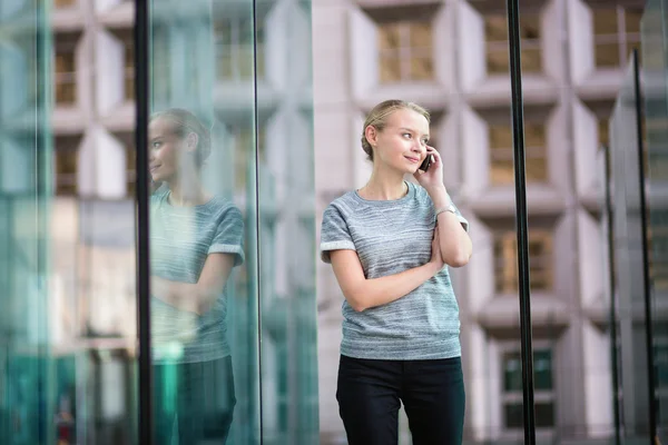 Mladé ženy mluví na telefonu — Stock fotografie