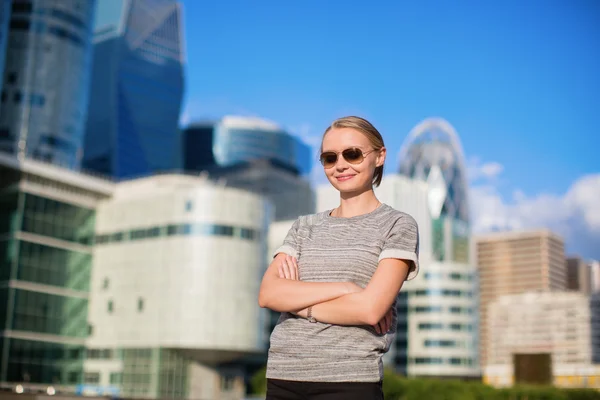 Selbstbewusste Frau im Geschäftsviertel von Paris — Stockfoto