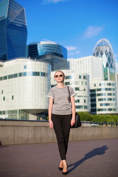 Selbstbewusste Frau im Geschäftsviertel von Paris — Stockfoto