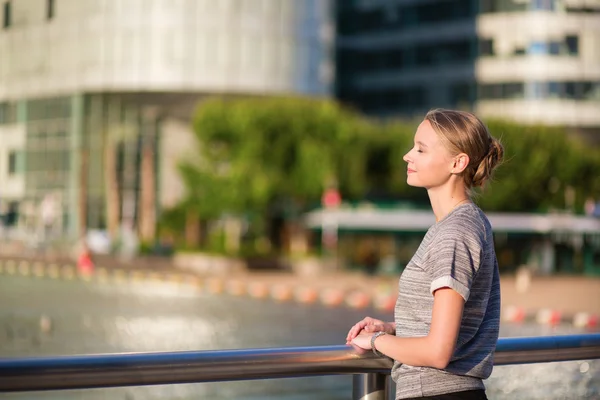 Girl walking at La Defense in Paris — Stock Photo, Image