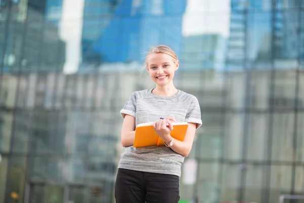 Lachende jonge vrouw met laptop — Stockfoto