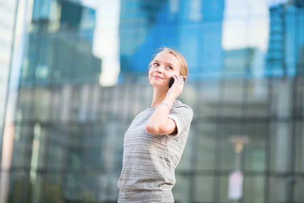 Jistý podnikání žena mluví na telefonu — Stock fotografie