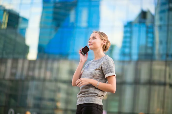 Mulher de negócios confiante falando ao telefone — Fotografia de Stock