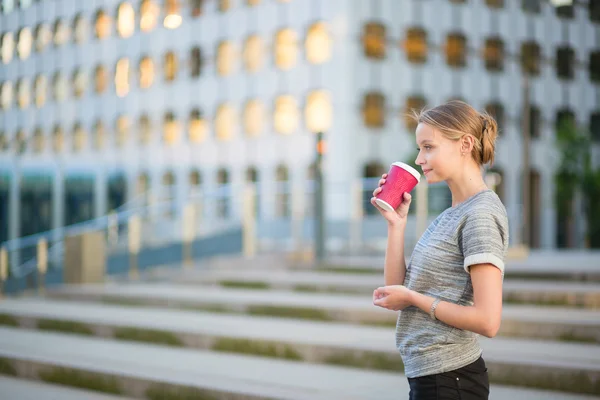 Giovane bella donna avendo la sua pausa caffè — Foto Stock