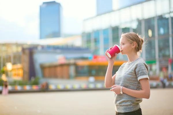 Girl walking at La Defense in Paris — Stock Photo, Image