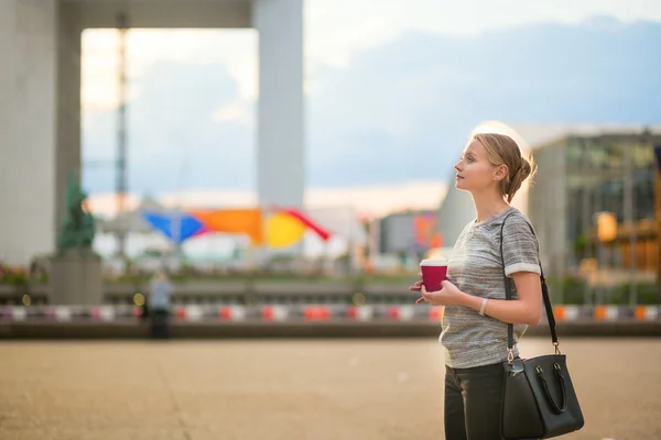 Menina caminhando em La Defense em Paris — Fotografia de Stock