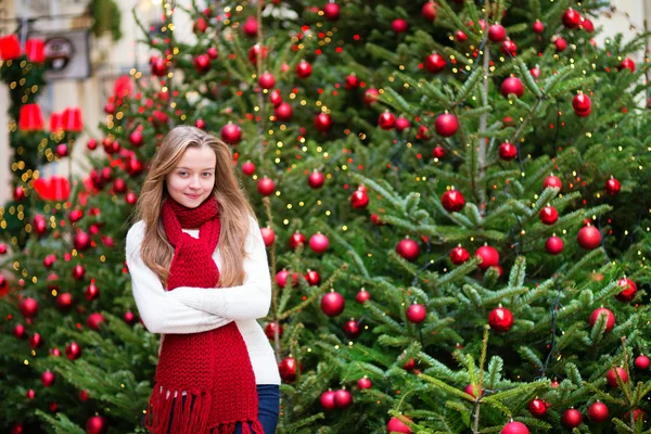 Mädchen mit geschmücktem Weihnachtsbaum — Stockfoto