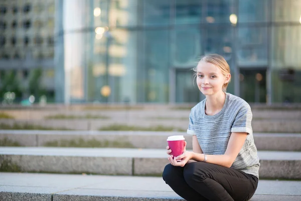 Młoda piękna kobieta o jej przerwa na kawę — Zdjęcie stockowe