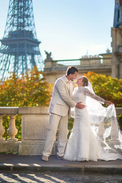 Bella coppia appena sposata a Parigi — Foto Stock