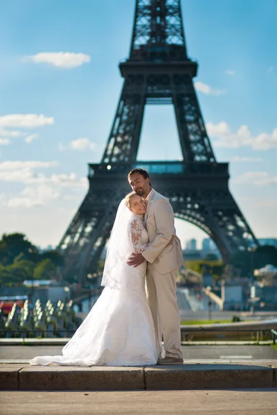 Beautiful just married couple in Paris — Stock Photo, Image