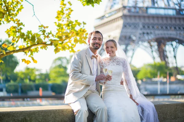 Solo pareja casada bebiendo champán —  Fotos de Stock