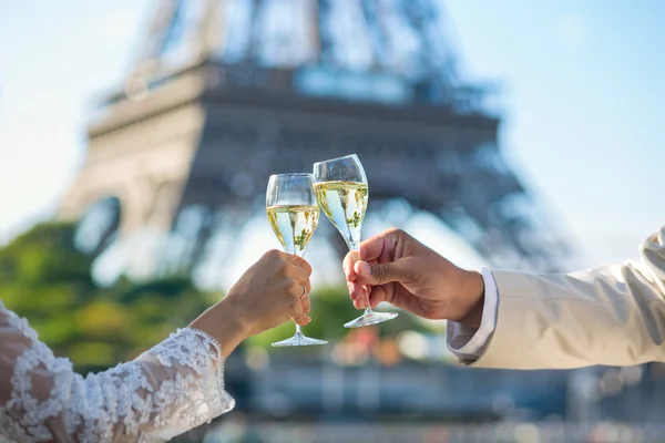 Just married couple drinking champagne — Stock Photo, Image