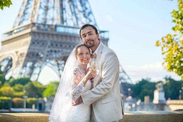 Just married couple drinking champagne — Stock Photo, Image