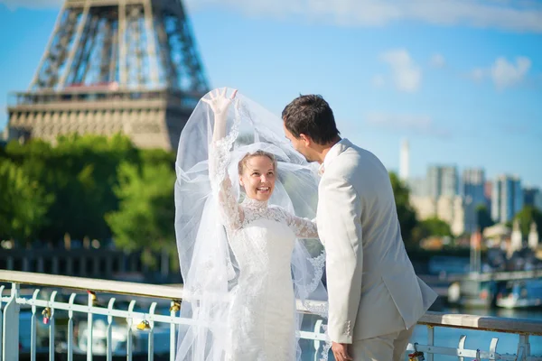 Krásná jen manželský pár v Paříži — Stock fotografie