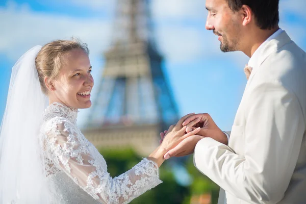 Mariée et marié échangeant des anneaux — Photo