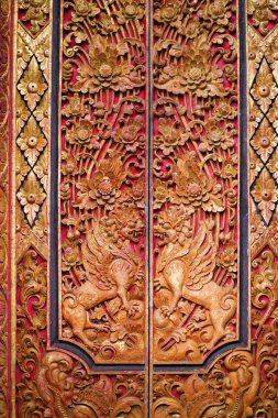 ahşap kapı ile oymalarla dekore edilmiş