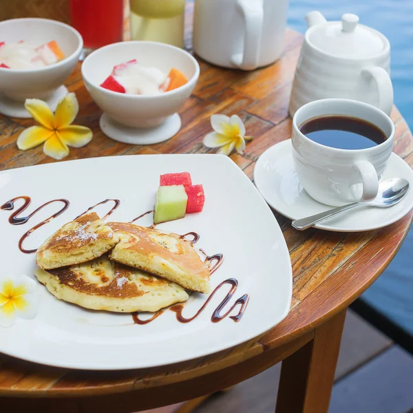 Traditionelle balinesische Bananenpfannkuchen und Früchte — Stockfoto