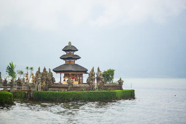 Храм Пура Улунь Дану на Бали — стоковое фото