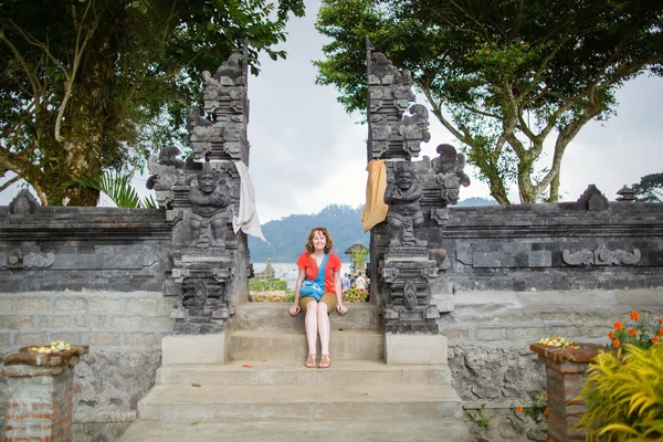 European tourist in Pura UlunDanu Bratan — Stock Photo, Image