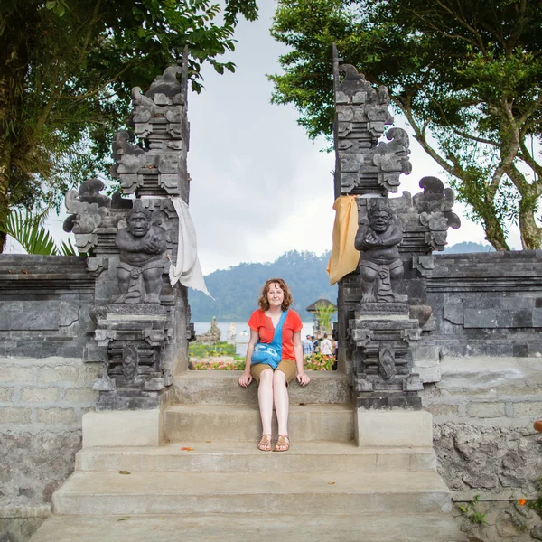 European tourist in Pura UlunDanu Bratan — Stock Photo, Image