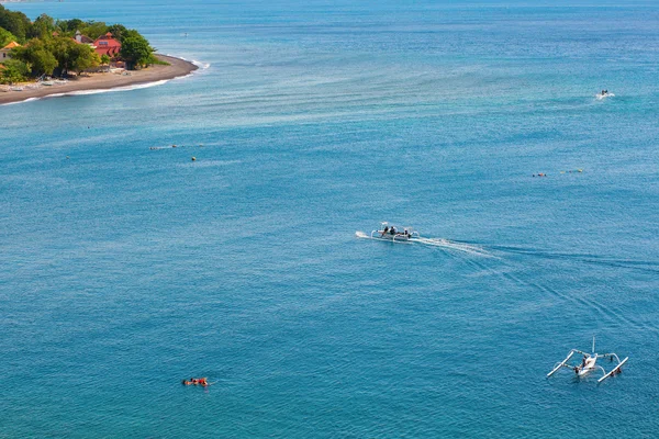 Gente haciendo snorkel en agua turquesa en Bali — Foto de Stock