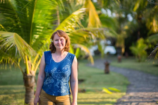 Smiling girl on a tropical beach resort on Bali — Stock Photo, Image