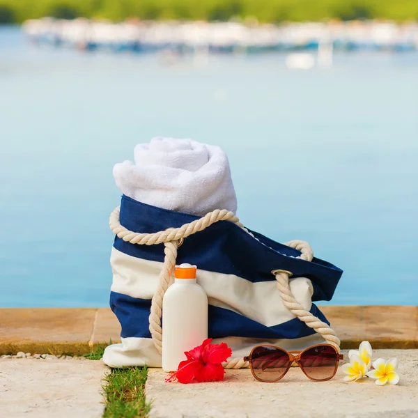 Bolsa de playa, toalla, protector solar y gafas de sol —  Fotos de Stock