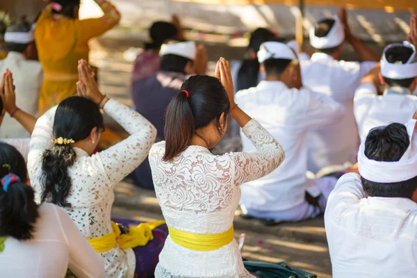 在一座寺庙祈祷的年轻巴厘岛女性 — 图库照片