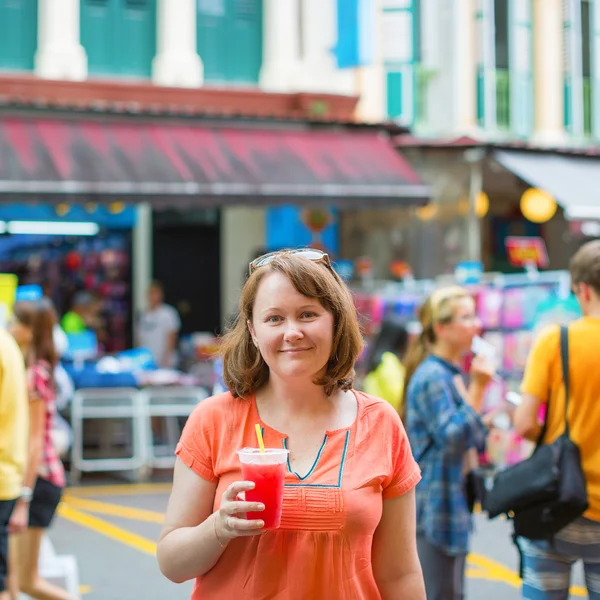 Turist dricka vattenmelon juice i singapore — Stockfoto