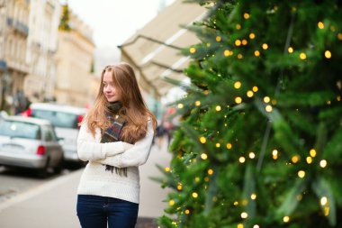 Parisli bir sokakta neşeli kız