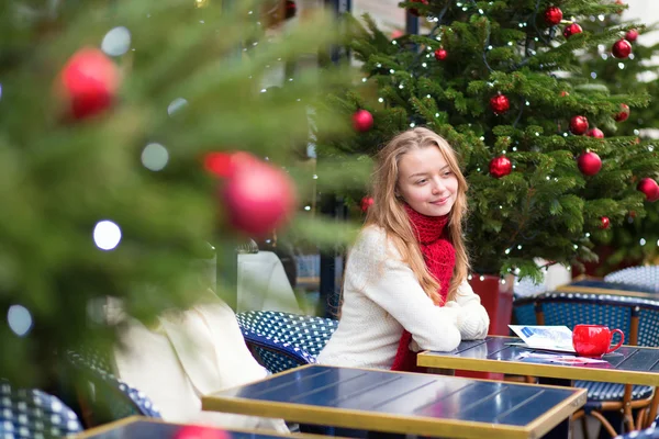 Meisje Kerstmis ansichtkaarten schrijven in een café — Stockfoto