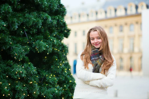 Cheerful girl on a Parisian street — Stock Photo, Image