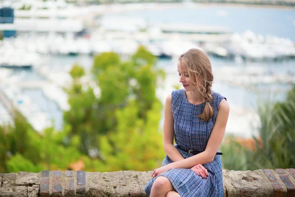 Jovem na cidade de Cannes onLe Suquet colina — Fotografia de Stock